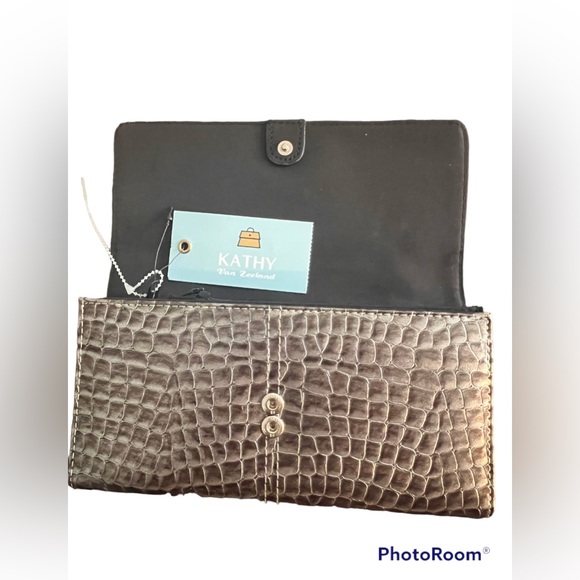 NWT Kathy Van Zeeland Silver Patent Croc Wallet - Picture 4 of 7